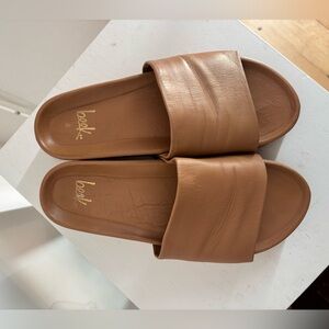 beek Pelican slides. Honey size 8. Gently worn.